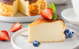 עוגת גבינה עם פירות יער ללא גלוטן ומועשרת בסיבים תזונתיים (צילום: באדיבות "הרבלייף")