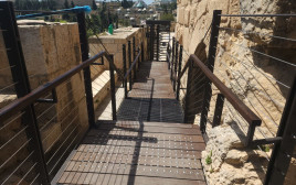מדרגות כניסה חדשות לטיילת הדרומית (צילום: פמי)