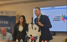 יגיע לפריז. מיקי זוהר עם יעל ארד (צילום: יניב טוכמן)