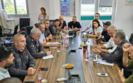 יוסי שלי בפגישה עם ראשי רשויות בצפון (צילום: ללא)