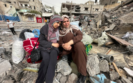 פלסטיניות באזור שנפגע בתקיפת צה"ל במחנה נוסיראת (צילום: רויטרס)