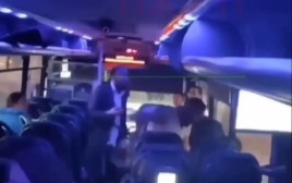  נהג אוטובוס תוקף נוסע (צילום: צילום מסך)
