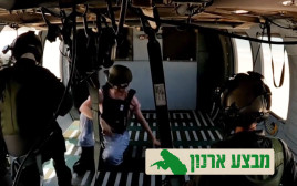 נועה ארגמני בבטן המסוק בעת חילוצה (צילום: דובר צה"ל)