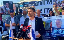שר האוצר בצלאל סמוטריץ׳ בהצהרה במאהל הגבורה (צילום: אתר רשמי)