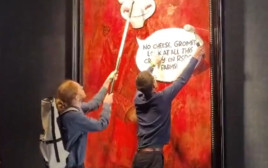 פעילים לזכויות בעלי חיים משחיתים את דיוקנו של המלך צ'ארלס בגלריה (צילום: צילום מסך רשתות חברתיות)