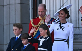 וויליאם וקייט יחד עם ילדיהם (צילום: JUSTIN TALLIS/AFP via Getty Images)