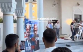 מתפללים בטורקיה זורקים אבנים על תמונותיהם של ביידן ונתניהו (צילום: רשתות חברתיות, שימוש לפי סעיף 27 א')