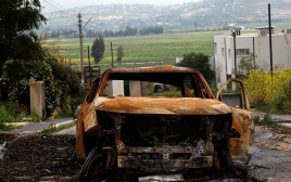 פגיעת רקטה בצפון (צילום: REUTERS/Carlos Garcia Rawlins)