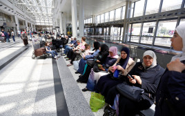 פליטים סורים מחכים בשדה התעופה רפיק אל חרירי ביירות שבלבנון (צילום: REUTERS/Jamal Saidi)