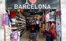 חנות מזכרות בברצלונה (צילום: REUTERS)