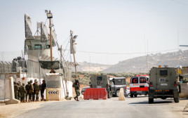 מחסום צה"ל במרחב שכם (צילום: נאסר אישתיה, פלאש 90)