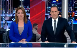 אודי סגל והילה קורח (צילום: צילום מסך חדשות 13)