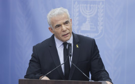 יאיר לפיד בישיבת הסיעה (צילום: מרק ישראל סלם)