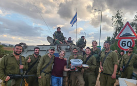 סרחיו הלמן עם החיילים (צילום: צילום פרטי)