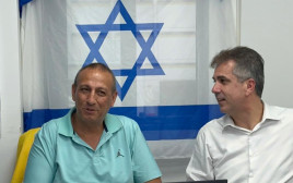שר האנרגיה וחבר הקבינט המדיני-ביטחוני אלי כהן נפגש עם ראש עיריית מטולה דוד אזולאי (צילום: דוברות השר )