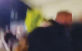שוטר מקלל בהפגנה (צילום: צילום מסך)