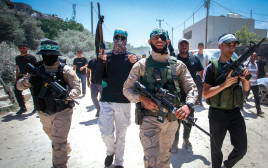 חמושים פלסטינים במחנה הפליטים נור א-שמס (צילום: נאסר אישתיה, פלאש 90)