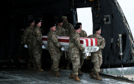 חברי משמר הכבוד של ארה"ב נושאים את שרידיהם של שלושה אנשי שירות אמריקאים שנהרגו בירדן (צילום: רויטרס)