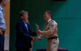 רקטור אוניברסיטת בן-גוריון, פרופ' חיים היימס, מעניק תעודת זכאות לתואר לטייס (צילום: חיל האוויר)