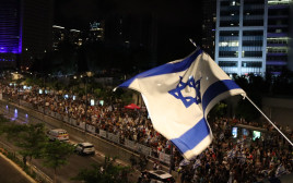 דגל ישראל בהפגנה למען שחרור החטופים בתל אביב (צילום: יניר ברט)