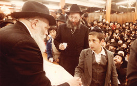 הרב ג'קסון מקבל ברכה מהרבי מליובאוויטש (צילום: Archive of rabbi YY. JEM medio)