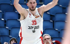 אומר שלום. הנקינס (צילום: דני מרון)