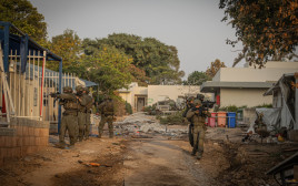 כוח ימ"מ סורקים את קיבוץ בארי - 22 באוקטובר (צילום: חיים גולדברג, פלאש 90)