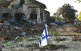 סיור עם משפחות החטופים בקיבוץ בארי (צילום: אבשלום ששוני)