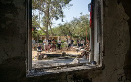 משלחת הקונגרס היהודי העולמי בעוטף עזה (צילום: שחר עזרן)