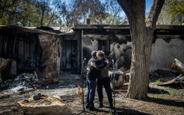 חאבייר מיליי ויצחק הרצוג בקיבוץ ניר עוז (צילום: Chaim Goldberg/Flash90)