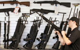 נשק AR-15 (צילום: REUTERS/George Frey)