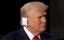 דונלד טראמפ בהופעה פומבית ראשונה לאחר ניסיון ההתנקשות  (צילום: צילום מסך טוויטר)