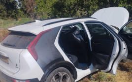 הרכב שנגנב מעפולה (צילום: דוברות המשטרה)