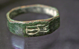 הטבעת שנמצאה בחפירות (צילום: רשות העתיקות)