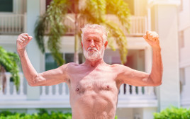 האם תוספת חלבון מסייעת לבניית שריר בגיל מבוגר? (צילום: אינג'אימג')