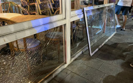 שברי זכוכית מהאירוע בתל אביב (צילום: נועם פלקאסא/TPS)