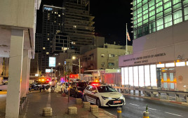רכב משטרה ליד שגרירות ארה"ב, פיצוץ בתל אביב (צילום: נועם פלקאסא/TPS)