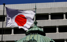 דגל יפן מתנופף באוויר (צילום: רויטרס)