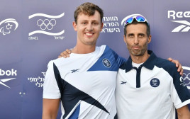 גל פרידמן, מאמן נבחרת הגלישה עם תום ראובני (צילום: ראובן קסטרו)