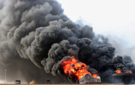 שריפה בנמל חודיידה שבתימן (צילום: AFP via Getty Images)