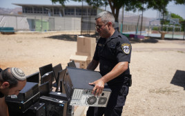 מחשבים מקזינו הועברו למוסדות חינוך בעפולה  (צילום: דוברות המשטרה)