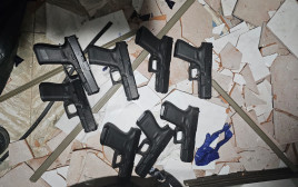 האקדחים שנתפסו (צילום: דוברות המשטרה)