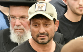 אורן סמדג'ה בהלווית בנו עומר (צילום: ראובן קסטרו)