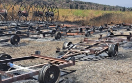 כלי עבודה חקלאיים שרופים במטעי יפתח (צילום: אילן ליבר)