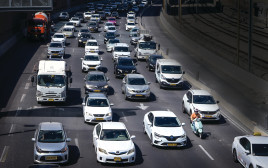 עומס תנועה באיילון (צילום: אבשלום ששוני)