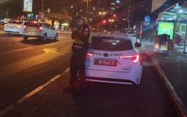 שוטר במהלך בדיקת מהירות (צילום: דוברות המשטרה)