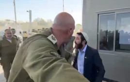 ח"כ צבי סוכות מתפרץ לבסיס הצבאי שדה תימן (צילום: שימוש לפי סעיף 27א')