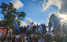 ההפגנה בבסיס בית ליד (צילום: מאור בכר)