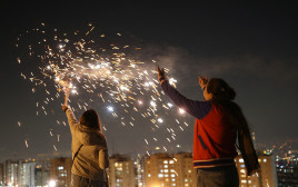 איראנים חוגגים (צילום: Majid Asgaripour/WANA (West Asia News Agency) via REUTERS)