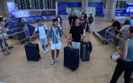 נוסעים בנתב"ג, חוזרים לארץ (צילום: אבשלום ששוני)